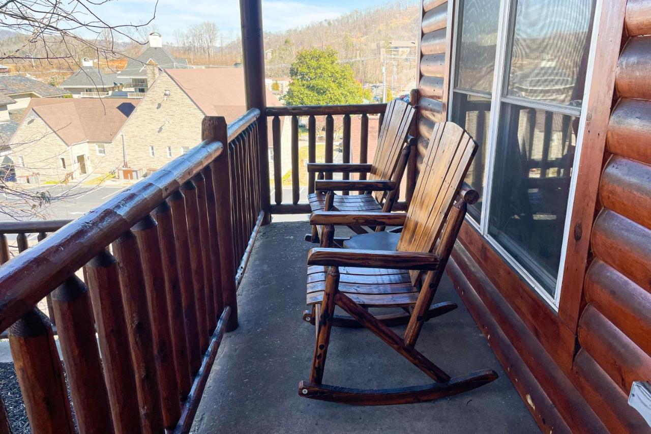 Black Bear Hideaway Cabin Ferienhaus